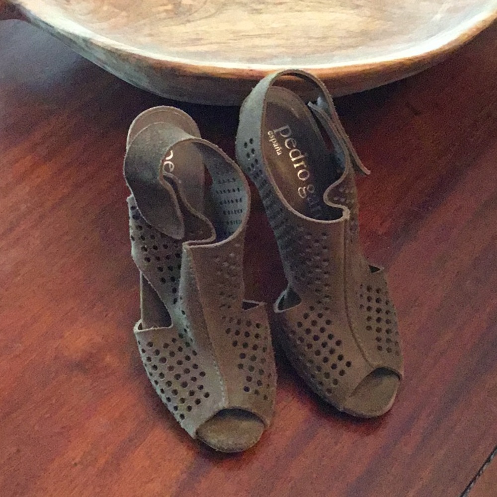 Pedro Garcia 4 in heel olive green, fits sz 8